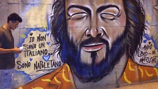 Bud Spencer. Nella notte spunta il primo omaggio dei napoletani.