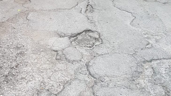 Via San Giacomo: buche e avvallamenti