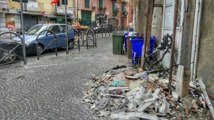 Macerie e rifiuti in Via Cavour