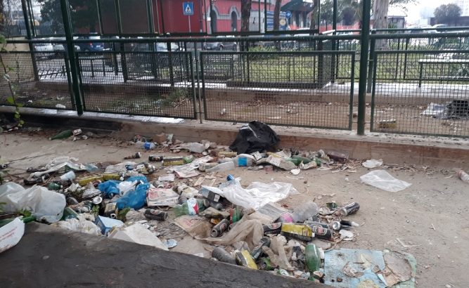 Puliti i giardinetti di fronte alla stazione