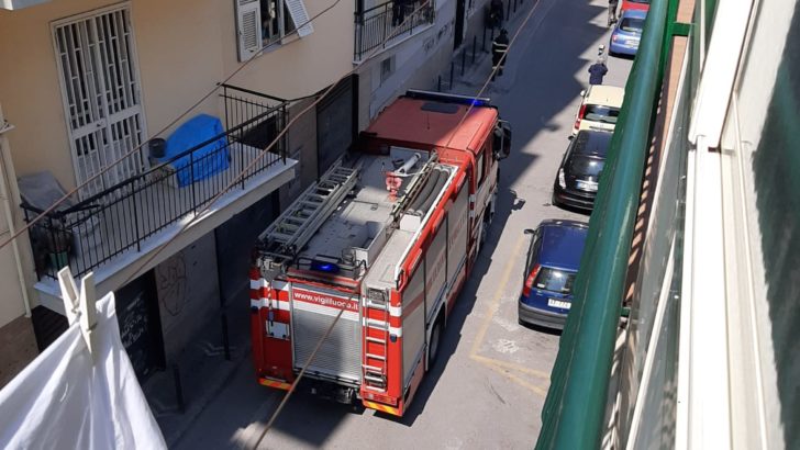 FOTO – Voragine in un condominio a Casoria: un’auto inghiottita