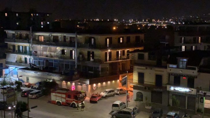 PHOTOGALLERY – Crolla un solaio in via Labriola: ferito un 49enne