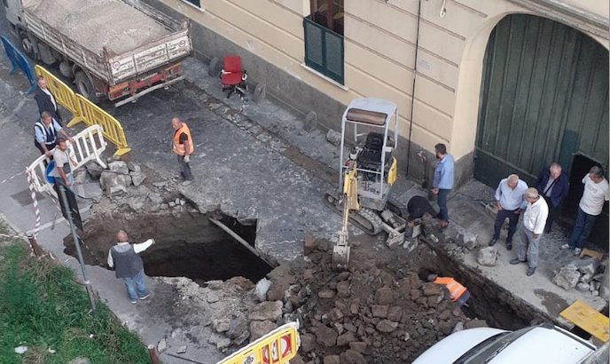 Casoria colleziona l’ennesima voragine: via Maglione chiusa al traffico